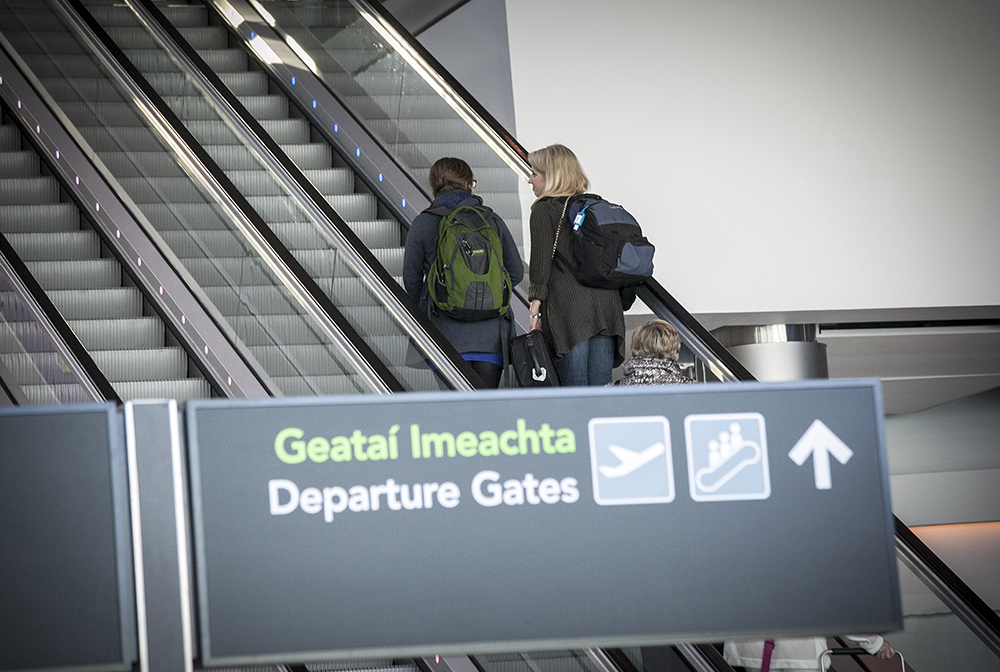T2 Departures, Escalator, Wayfinding - 1000px