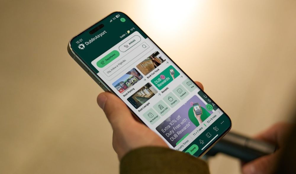 The new Dublin Airport App in hand