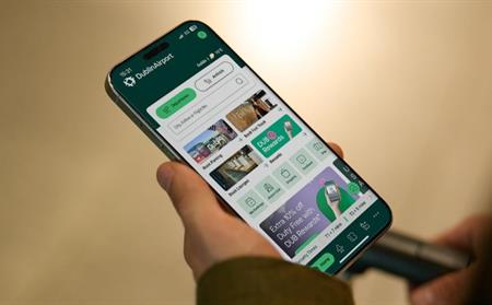 The new Dublin Airport App in hand
