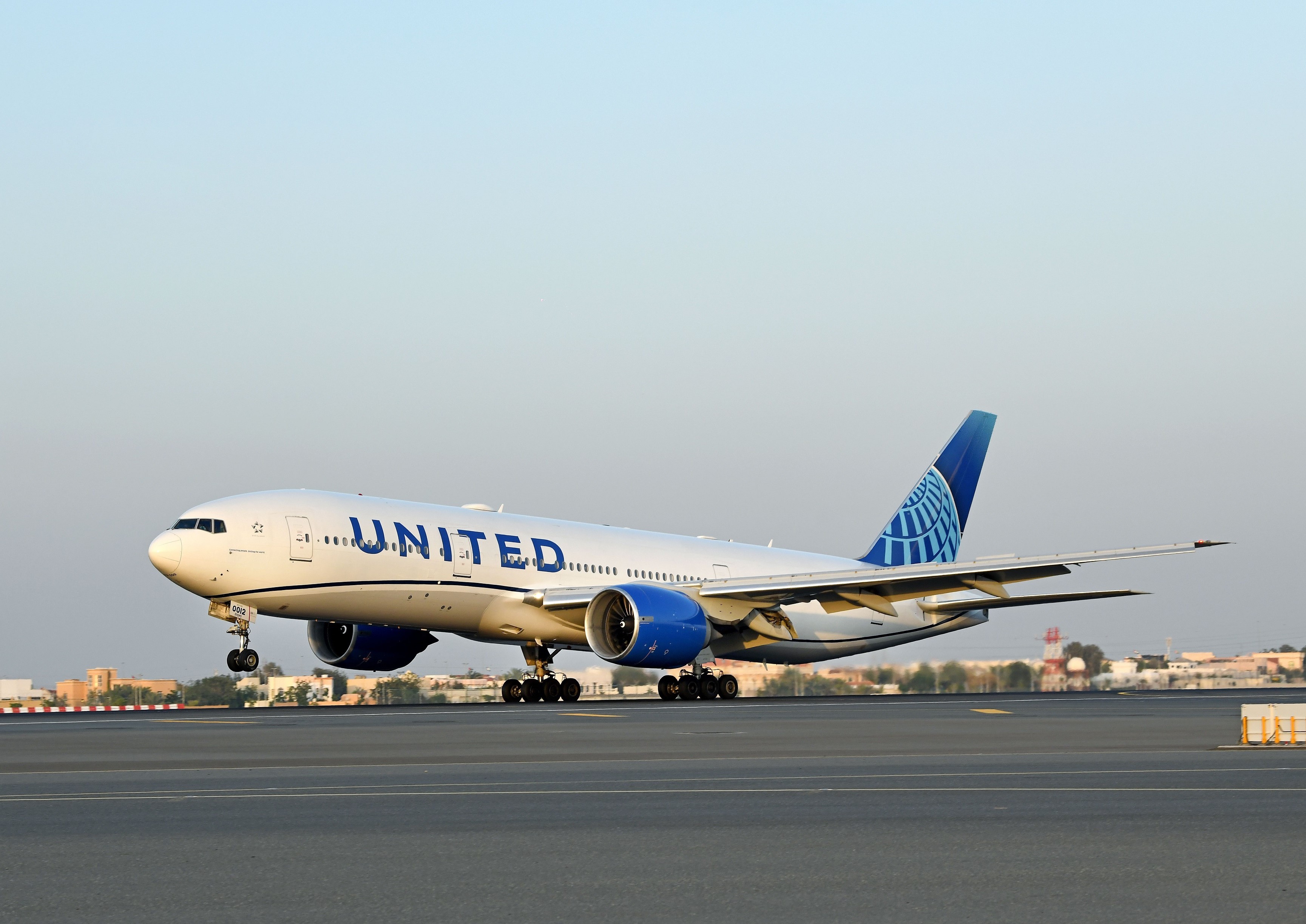 United Airlines B777-200 small edit