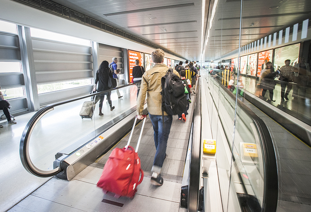 passenger-on-travelator---1000px