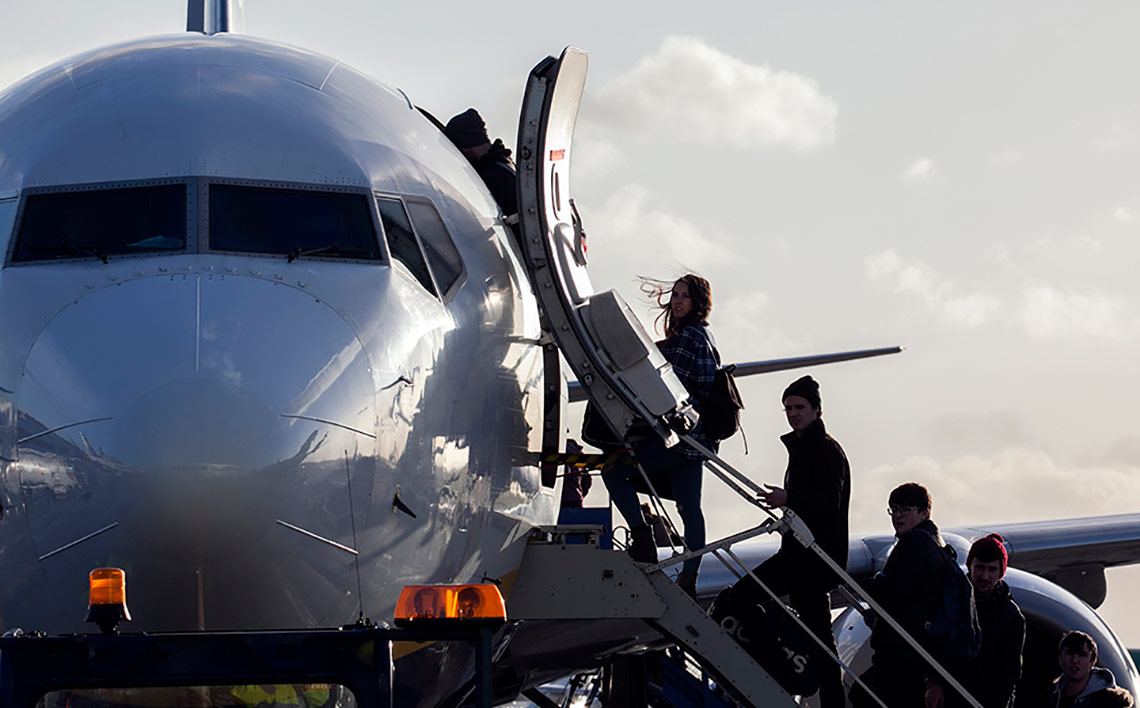 passengers-boardingf619478b73386836b47fff0000600727 passengers-boardingf619478b73386836b47fff0000600727