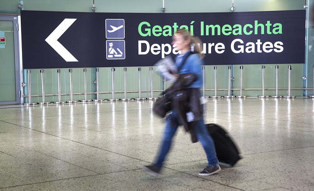 blurred-passenger-departure-gates-sign---1000px9d113a7a684e4403b4e8df11850d8c32